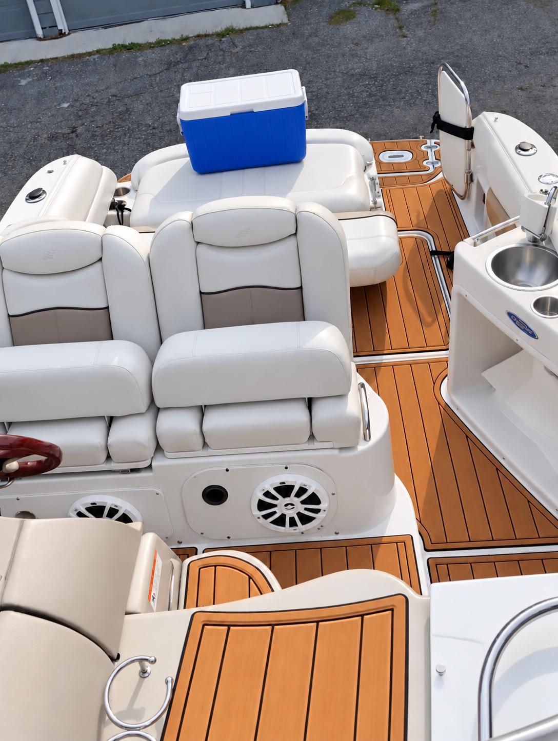 Cockpit espaçoso do Four Winns Vista 258 com assentos confortáveis, porta-copos e alto-falantes náuticos
