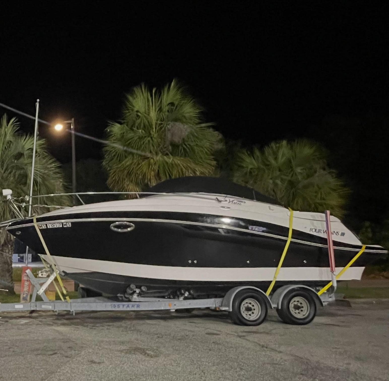 Barco na carreta à noite